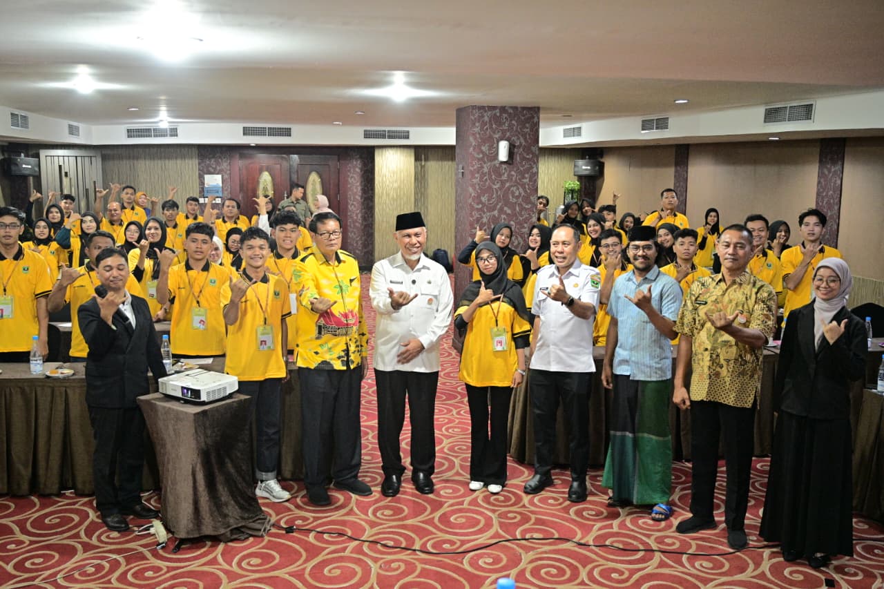 Gubernur Sumbar Mahyeldi memberikan motivasi kepada pemuda peserta pelatihan konten digital di Bukittinggi. Foto Adpsb. 