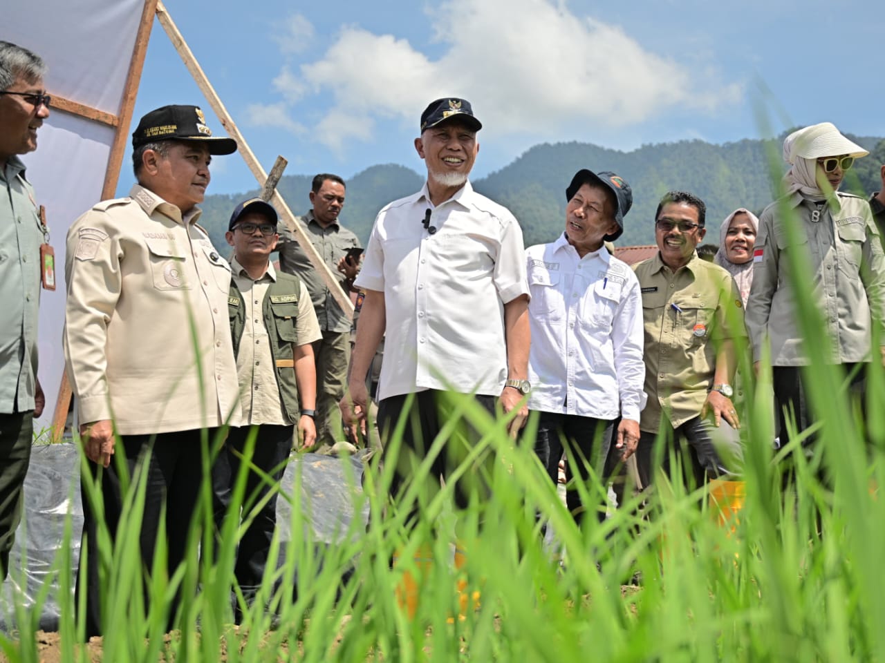 Gubernur Sumbar Mahyeldi, saat meninjau kondisi lahan pertanian di Agam. Foto Adpsb. 