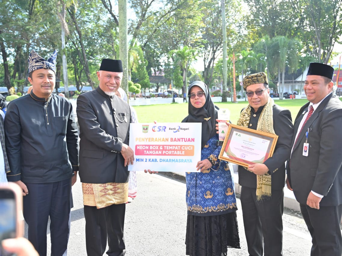 Gubernur Sumbar Mahyeldi menyerahkan penghargaan kepada sekolah dan madrasah dengan strata Usaha Kesehatan Sekolah/Madrasah (UKS/M) Paripurna tingkat Provinsi Sumbar Tahun 2026. Foto Adpsb. 