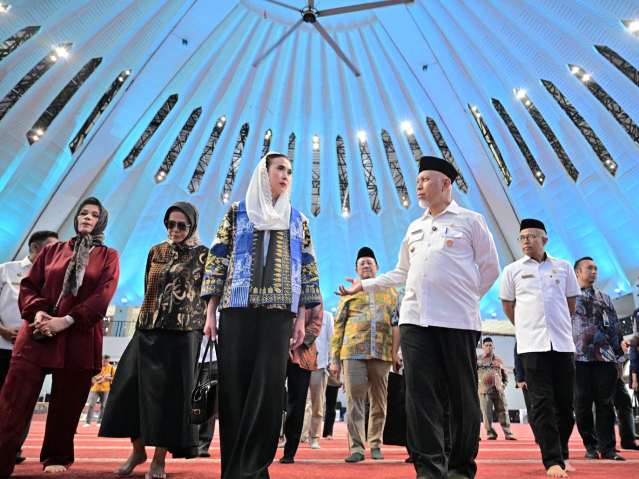 Menteri Pariwisata RI, Widiyanti Putri Wardhana, ke Masjid Raya Syekh Ahmad Khatib Al-Minangkabawi pada 29 April 2026, didampingi Gubernur Mahyeldi, sama-sama memakai koas kaki, bukan sepatu. Foto Adpsb. 