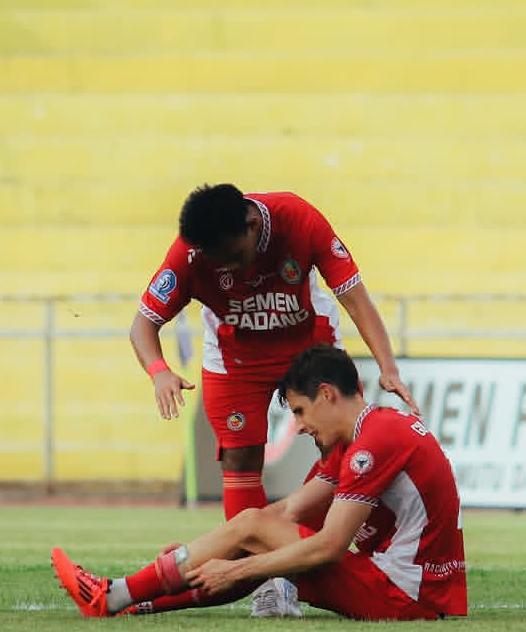 Guillermo Fernandez Hierro dan Ricky Ariansyah (Foto : Semen Padang FC)