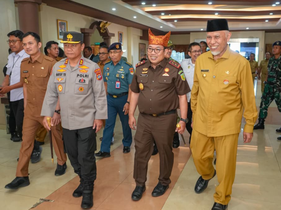 Gubernur Sumbar Mahyeldi bersama Forkopimda menyambut kedatangan Kepala Kejaksaan Tinggi Sumbar yang baru, Dedie Tri Hariyadi, di ruang VIP Bandara Internasional Minangkabau, Senin (4/5/2026). Foto Adpsb. 
