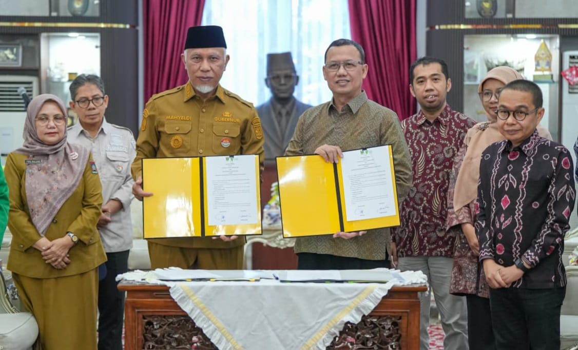Pemprov Sumbar dan Dompet Dhuafa selesai menandatangani nota kesepahaman (MoU) pemberdayaan ekonomi berkelanjutan antara kedua belah pihak di Istana Gubernuran, Selasa (5/5/2026). Foto Adpsb. 