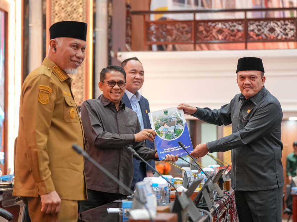 Gubernur Sumbar Mahyeldi, dan pimpinan DPRD setelah menyetujui Perda tentang penyertaan modal untuk PT Jamkrida Sumbar. Foto Adpsb. 