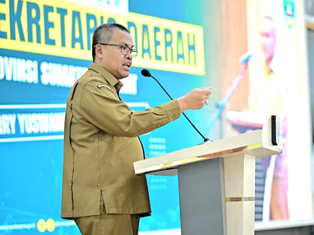Sekdaprov Sumbar, Arry Yuswandi, membuka Sharing Session dan Rapat Koordinasi Biro Organisasi bersama Bagian Organisasi Kabupaten/Kota se-Sumbar. Foto Adpsb. 