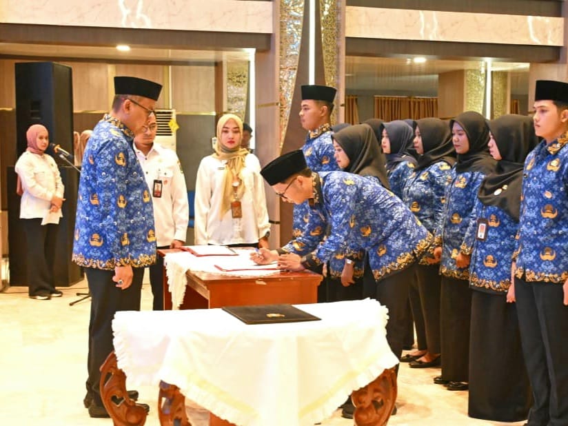 Sekretaris Daerah Provinsi Sumatera Barat, Arry Yuswandi mengambil sumpah dan janji terhadap 27 ASN. Foto Adpsb. 