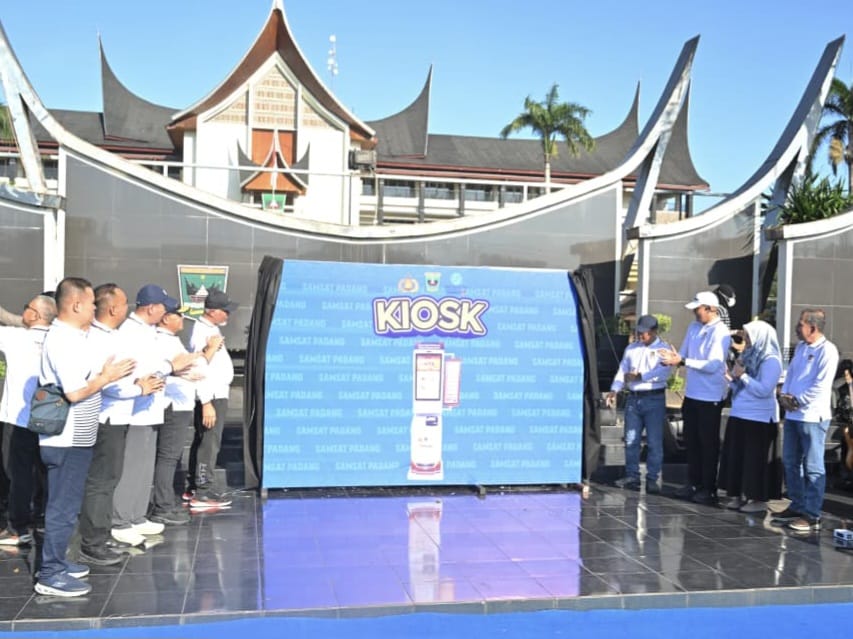 Soft Opening Pelayanan SAMSAT Kiosk Cepat oleh Gubernur Sumbar, Mahyeldi di Padang, Minggu (10/5/2026). Foto Adpsb. 