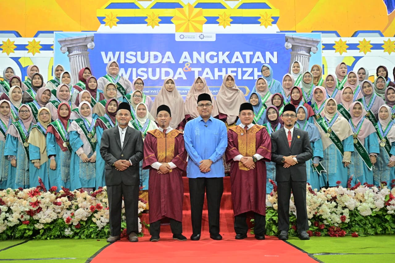 Sekdaprov Sumbar, Arry Yuswandi (biru) menghadiri Wisuda Angkatan dan Wisuda Tahfiz Generasi XVII MAS Perguruan Islam Ar Risalah Tahun Pelajaran 2025/2026 di Padang, Minggu (10/5/2026). Foto Adpsb. 