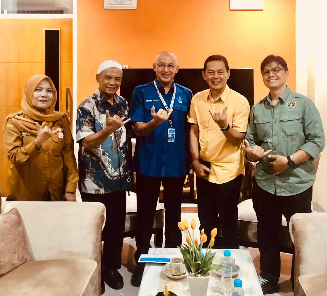 Foto Bersama Direktur Utama PDAM, Hendra Pebrizal, (tengah), diantara pengurus PWI Sumbar 
