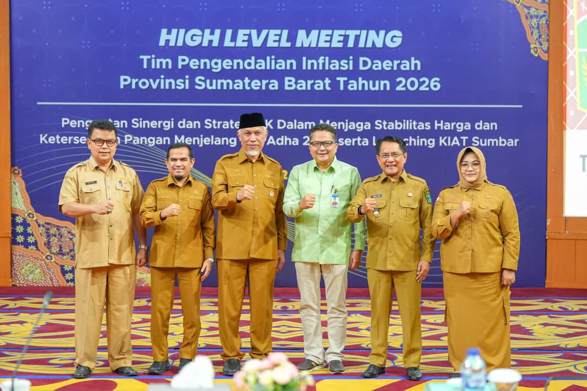 Gubernur Sumbar Mahyeldi, Kepala Perwakilan Bank Indonesia, Mohamad Abdul Majid Ikram dalam High Level Meeting Tim Pengendalian Inflasi Daerah (TPID) Triwulan II bersama Kepala Daerah, dan anggota TPID kabupaten dan kota se-Sumatera Barat. Foto Adpsb. 