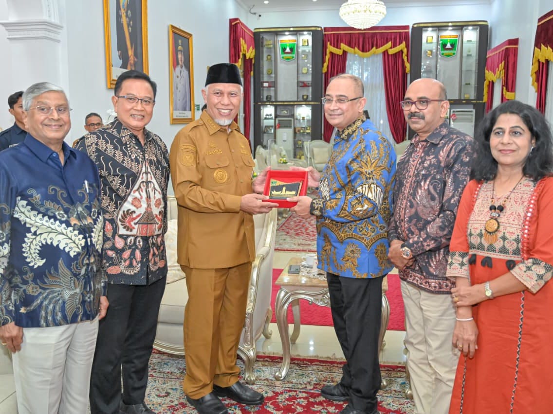 Gubernur Sumbar, Mahyeldi, menerima kunjungan Duta Besar India untuk Indonesia, Sandeep Chakravorthy di Istana Gubernuran, Selasa (12/5/2026). Foto Adpsb. 