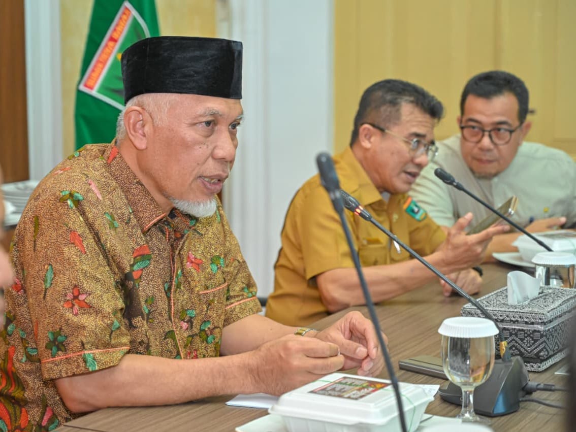 Gubernur Sumbar, Mahyeldi, memimpin rapat pembahasan pengembangan strategis Kepulauan Mentawai di Istana Gubernuran, Selasa malam (12/5/2026). Foto Adpsb. 