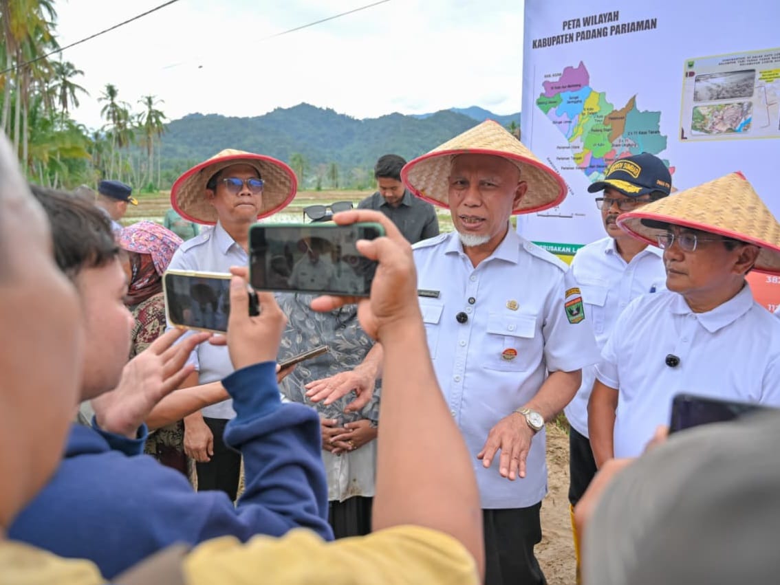 Gubernur Sumbar, Mahyeldi, mengikuti kegiatan tanam padi serentak di lahan sawah yang sebelumnya terdampak bencana hidrometeorologi di Korong Tanah Taban, Nagari Pasie Laweh Lubuk Alung, Kecamatan Lubuk Alung, Kabupaten Padang Pariaman, Rabu (13/5/2026). 