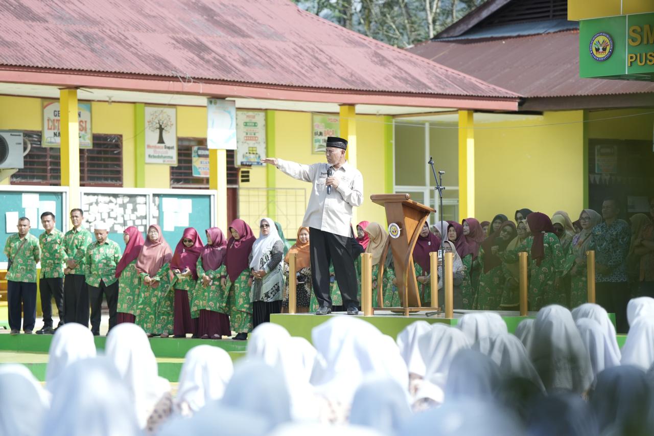 Gubernur Sumatera Barat, Mahyeldi Ansharullah, dalam sambutan di lingkungan sekolah SMK Negeri 2 Lubuk Sikaping, Pasaman. Foto Adpsb. 