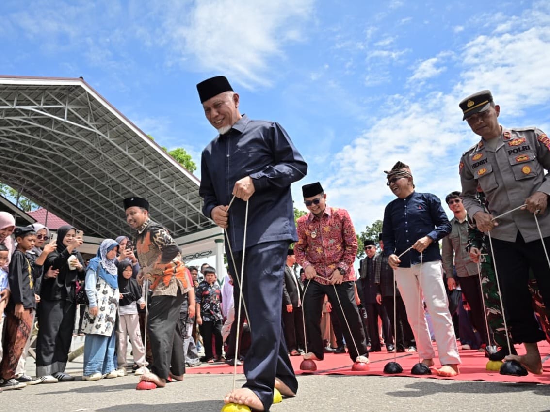 Gubernur Sumbar Mahyeldi, ikut mencoba permainan Anak Nagari, saat peresmian Iven Alek Anak Nagari Bukittinggi 2026, Sabtu (16/5). Foto Adpsb.   