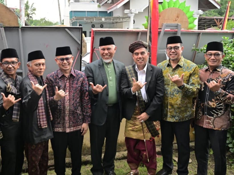 Gubernur Sumbar Mahyeldi bersama pemangku adat di Bukittinggi, Minggu (17/5/2026). Foto Adpsb. 