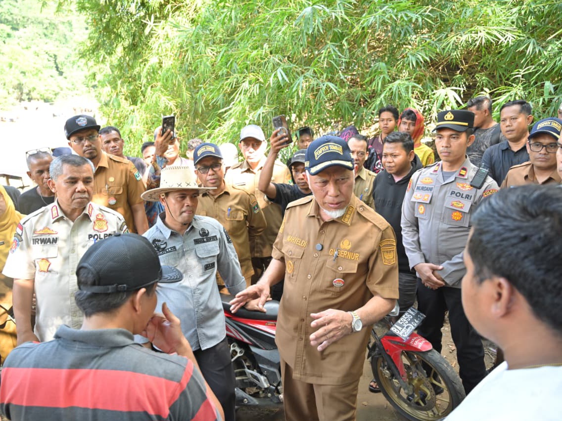 Gubernur Sumbar Mahyeldi, berdialog dengan para penambang ilegal di Sijunjung, Selasa (19/5/2026). Foto Adpsb.