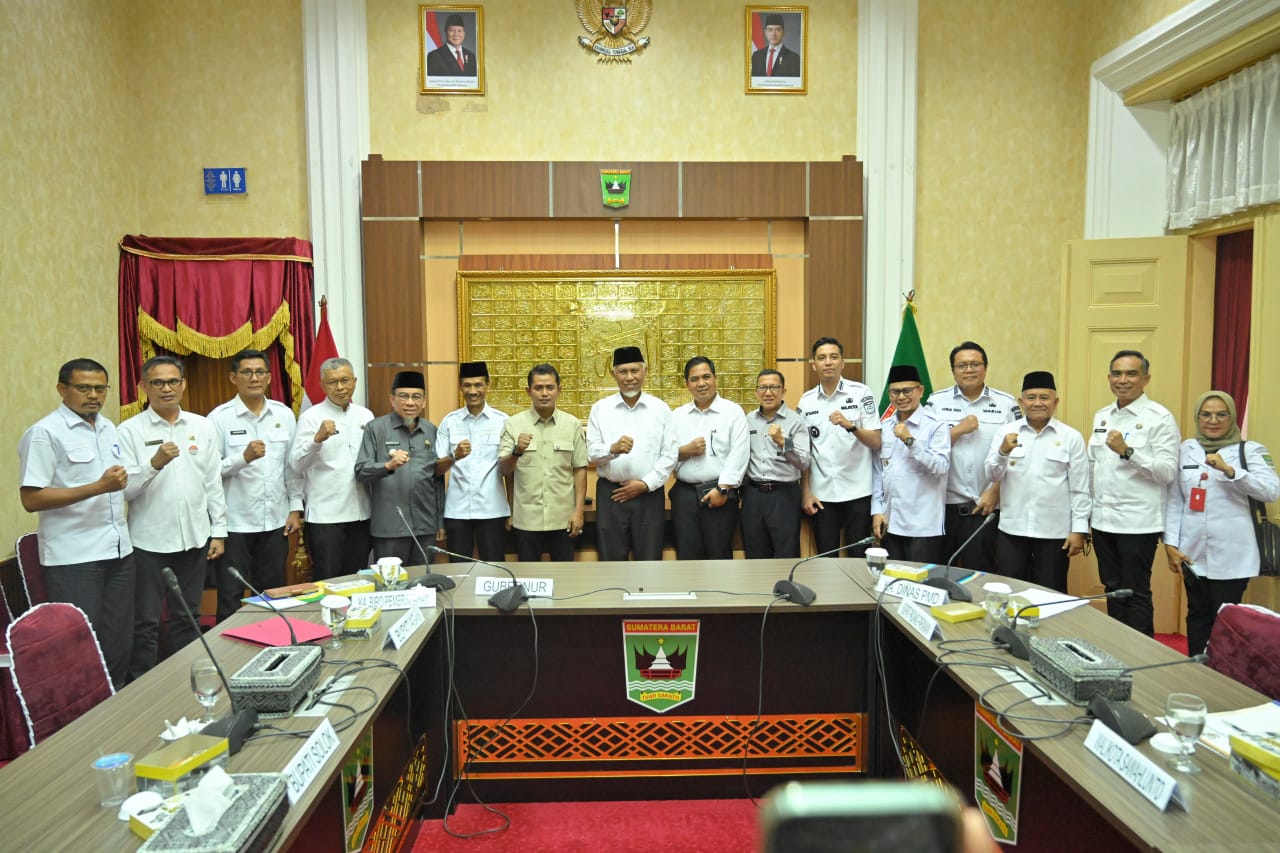 Rapat koordinasi percepatan program unggulan Gubernur Mahyeldi bersama Bupati/Walikota se-Sumbar dan kepala OPD di lingkungan Pemprov Sumbar di Istana Gubernuran, Rabu (20/5/2026). Foto Adpsb. 