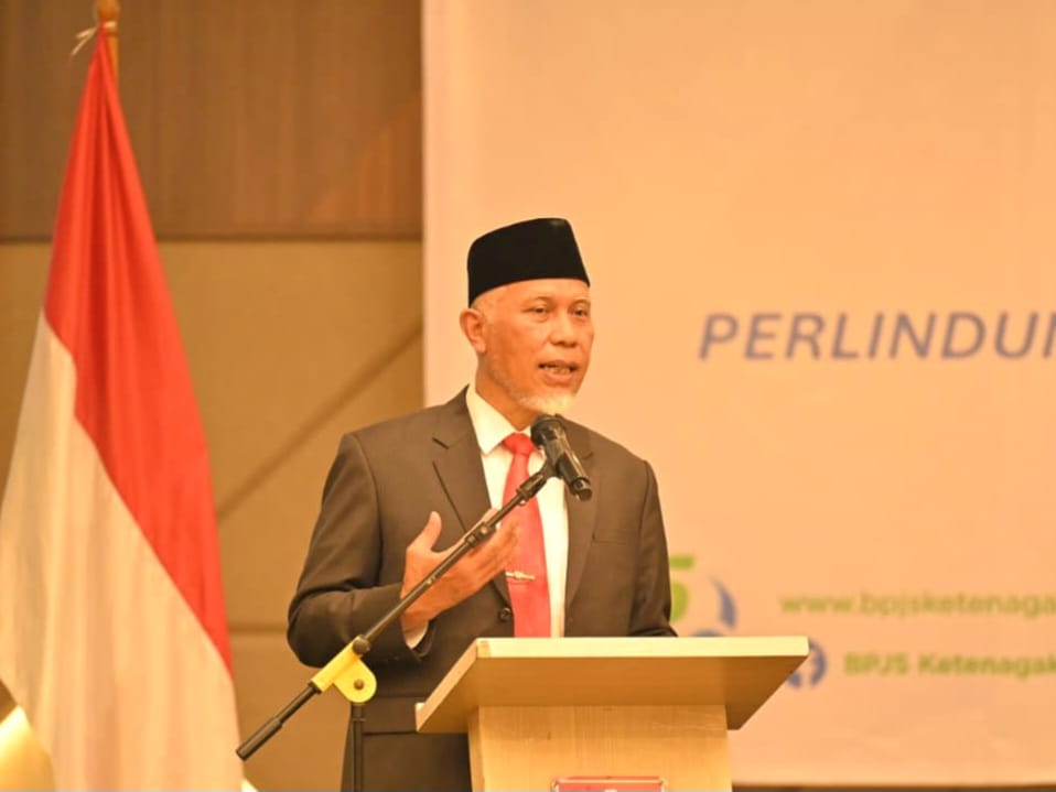 Gubernur Sumatera Barat, Mahyeldi meluncurkan Program ASN Peduli Perlindungan Jaminan Sosial Ketenagakerjaan bagi Pekerja Rentan dalam sosialisasi bekerja sama dengan BPJS Ketenagakerjaan di Padang. Foto Adpsb. 