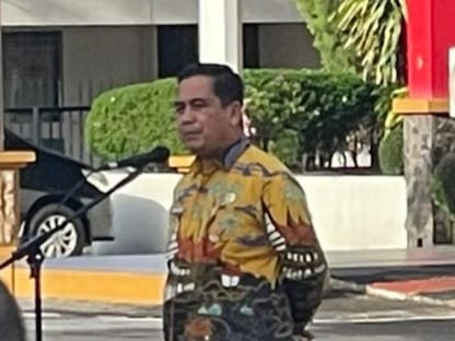 Pelaksana Harian (Plh) Sekretaris Daerah Provinsi Sumbar, Ahmad Zakri, saat memimpin apel rutin ASN di halaman Kantor Gubernur Sumbar, Kamis (21/5/2025). Foto Adpsb. 