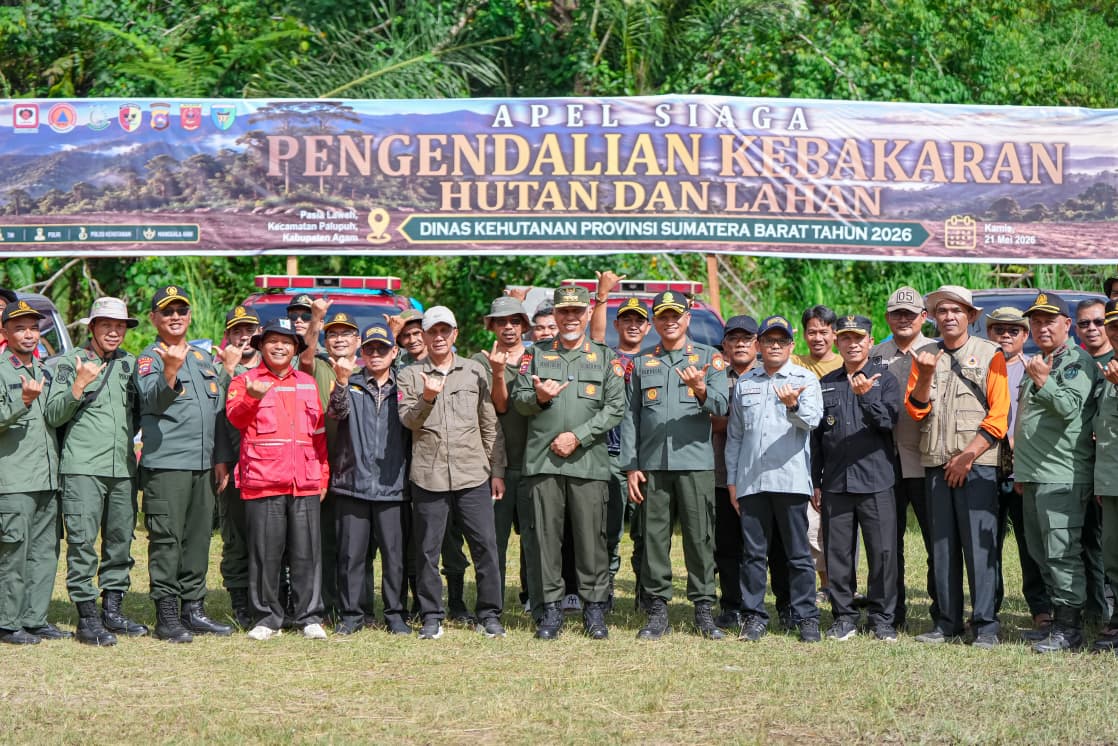 Gubernur Sumbar Mahyeldi bersama peserta Apel Siaga Pengendalian Kebakaran Hutan se Sumbar. Foto Adpsb. 