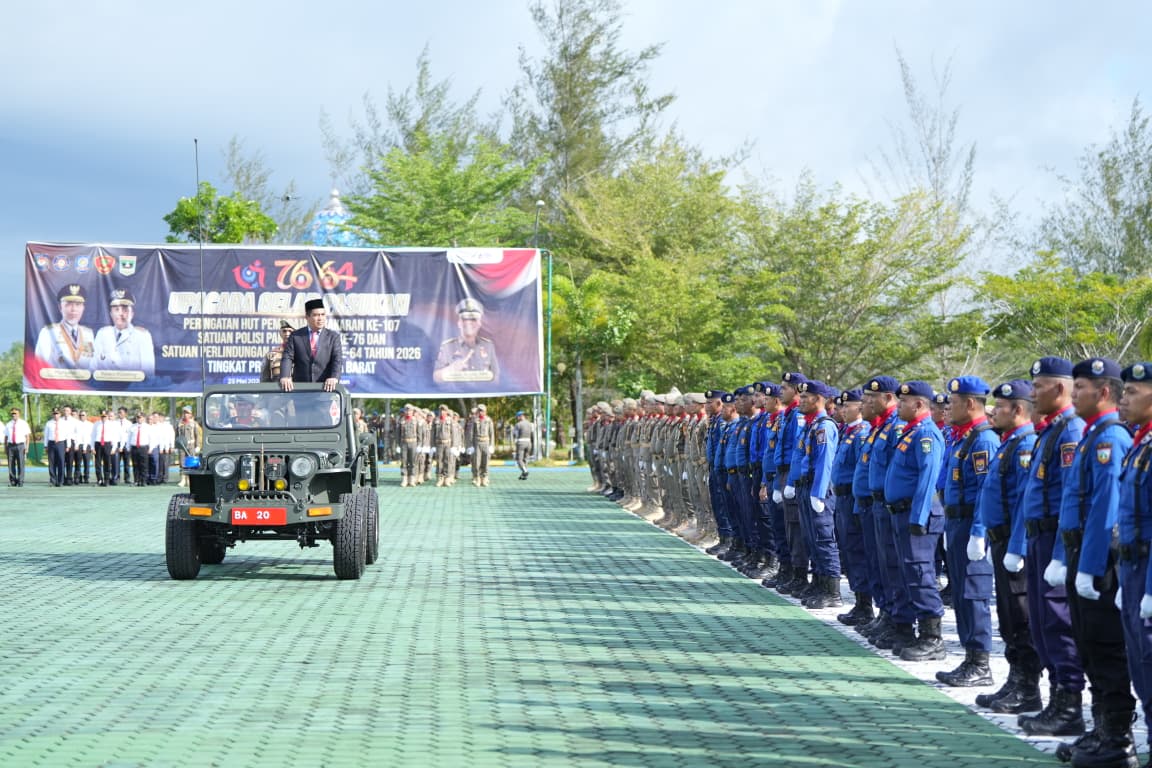 Asisten Pemerintahan dan Kesejahteraan Rakyat Setdaprov Sumbar, Ahmad Zakri mewakili Gubernur sebagai inspektur upacara memeriksa Pasukan peserta upacara pada Hari Ulang Tahun ke-107 Pemadam Kebakaran dan Penyelamatan, Hari Ulang Tahun ke-76 Satuan Polisi