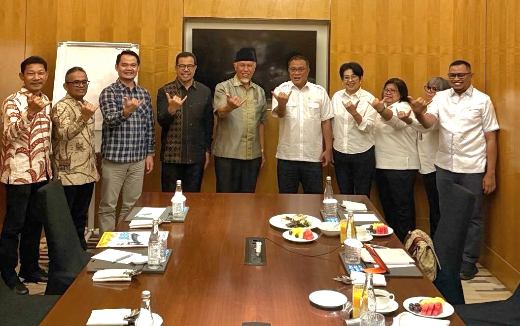 Gubernur Sumatera Barat Mahyeldi dan rombongan menemui Menteri Lingkungan Hidup di Jakarta. Foto Adpsb. 