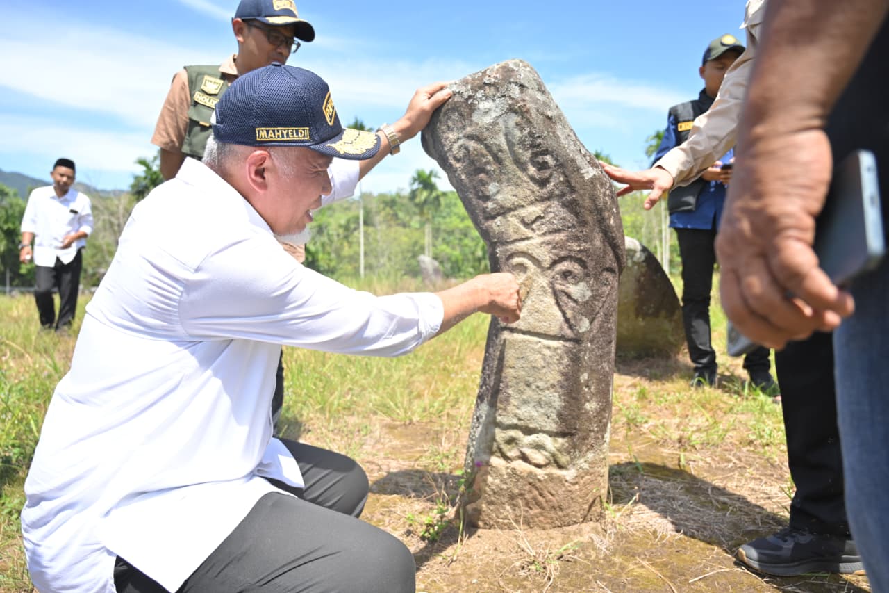 Gubernur Sumatera Barat, Mahyeldi meninjau Situs Menhir Bawah Parit di Jorong Kototinggi, Nagari Maek, Kabupaten Limapuluh Kota. Foto Adpsb. 