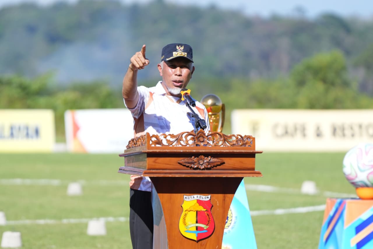 Gubernur Sumatera Barat, Mahyeldi menyambut positif penyelenggaraan Turnamen Sepak Bola FE Cup 2 Regional Sumatera di Stadion Marahadin, Kota Solok, Sabtu (30/5/2026). Foto Adpsb. 