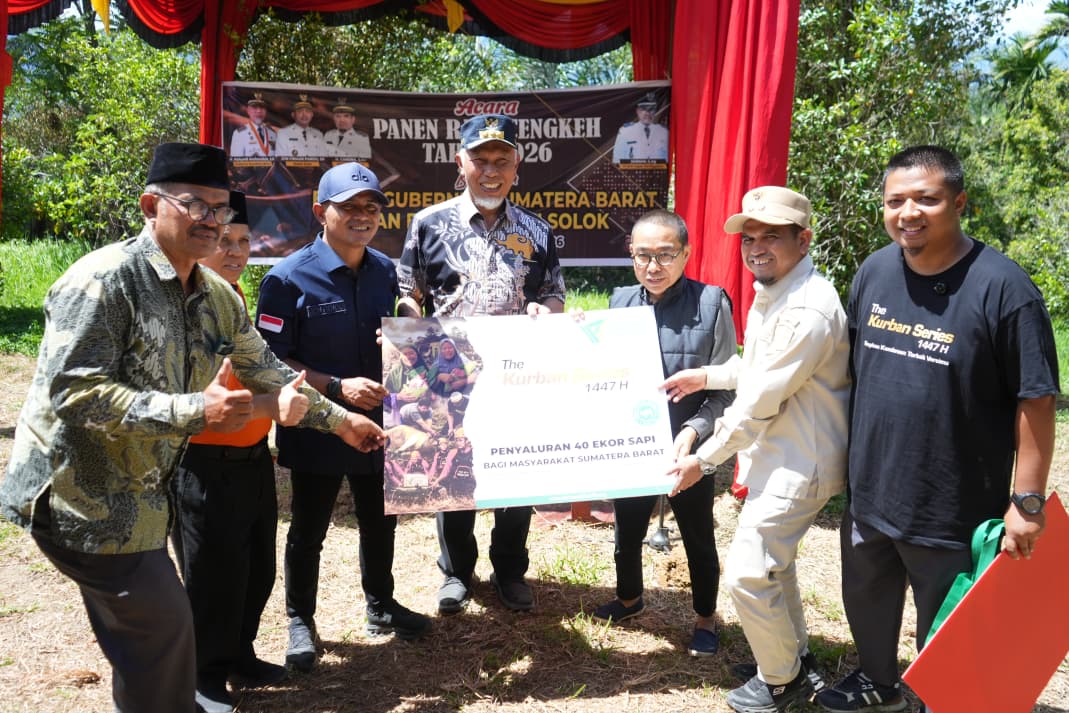 Gubernur Sumbar Mahyeldi, dan Pembina Dompet Dhuafa Singgalang, Musfi Yendra di lokasi terdampak bencana untuk menyalurkan sapi qurban. Foto Adpsb.  