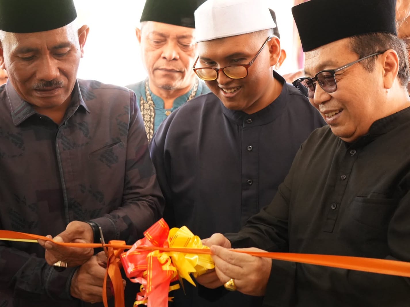 Staf Ahli Gubernur Sumatera Barat Jasman (kanan) dalam peresmian mushola baru dan Wisuda Santri TK Tahfizh Raudhatul Ilmi di Jorong Kapalo Bukik, Kecamatan Lareh Sago Halaban, Kabupaten Lima Puluh Kota. Foto Adpsb. 