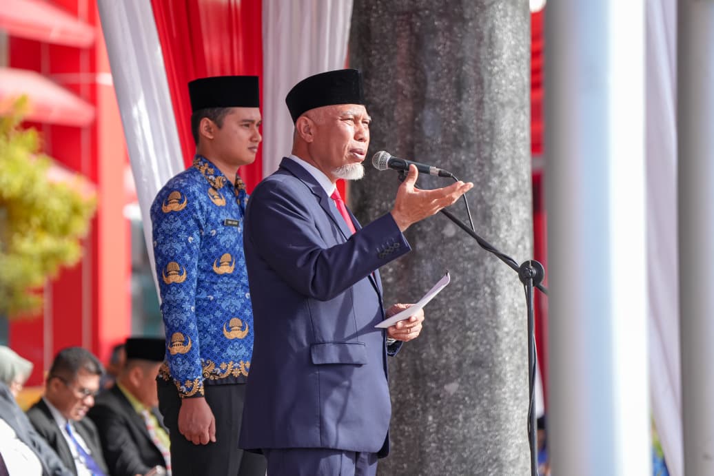 Gubernur Sumbar Mahyeldi, menjadi Inspektur Upacara Peringatan Hari Lahir Pancasila Tahun 2026 Tingkat Provinsi di halaman Kantor Gubernur Sumbar, Senin (1/6/2026). Foto Adpsb. 