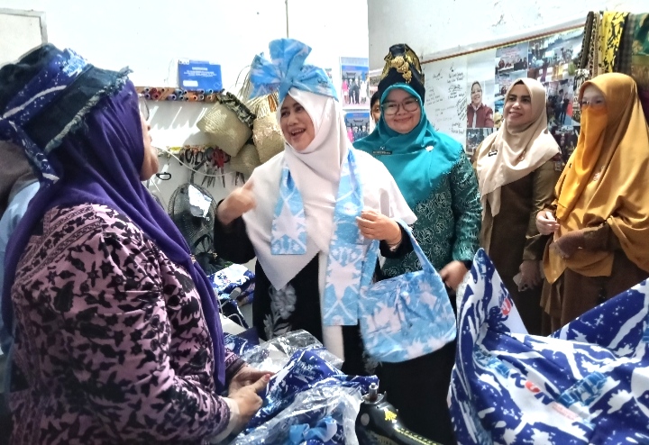 Mak Wel, pemilik Permata Hati Grup bercanda dengan Ketua GOW Kota Padang, Ibu Sri Haryati dan rombongan yang berkunjung ke Permata Hati. Foto Nofi Sastra.