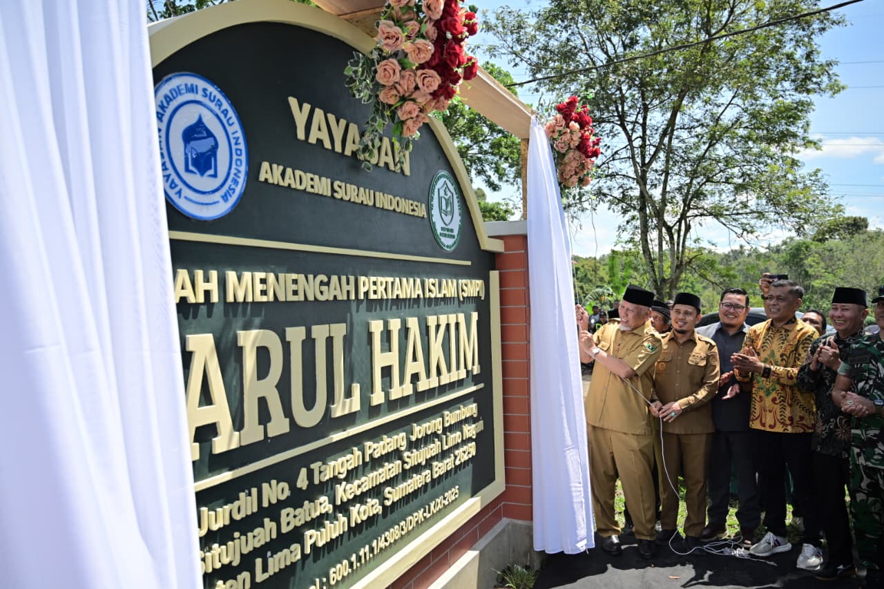 Gubernur Sumatera Barat, Mahyeldi meresmikan SMP Islam Darul Hakim di Jorong Bumbung, Nagari Situjuah Batua, Kabupaten Lima Puluh Kota, Selasa (2/6/2026). Foto Adpsb. 