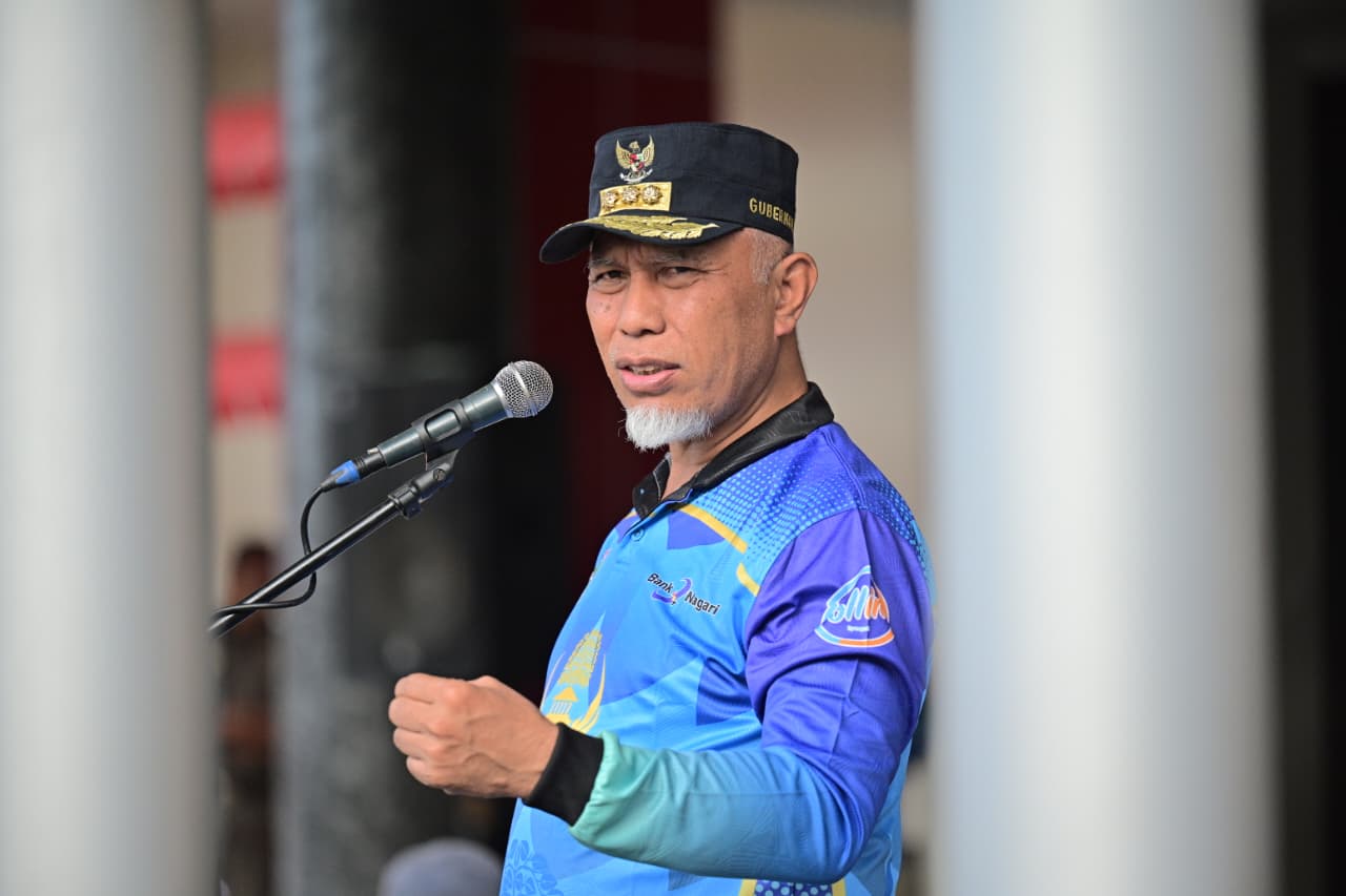Gubernur Sumatera Barat, Mahyeldi Ansharullah melepas kegiatan jalan pagi bersama keluarga besar KORPRI Unit Sekretariat Daerah Provinsi Sumbar di halaman Kantor Gubernur Sumbar, Rabu (3/6/2026). Foto Adpsb.