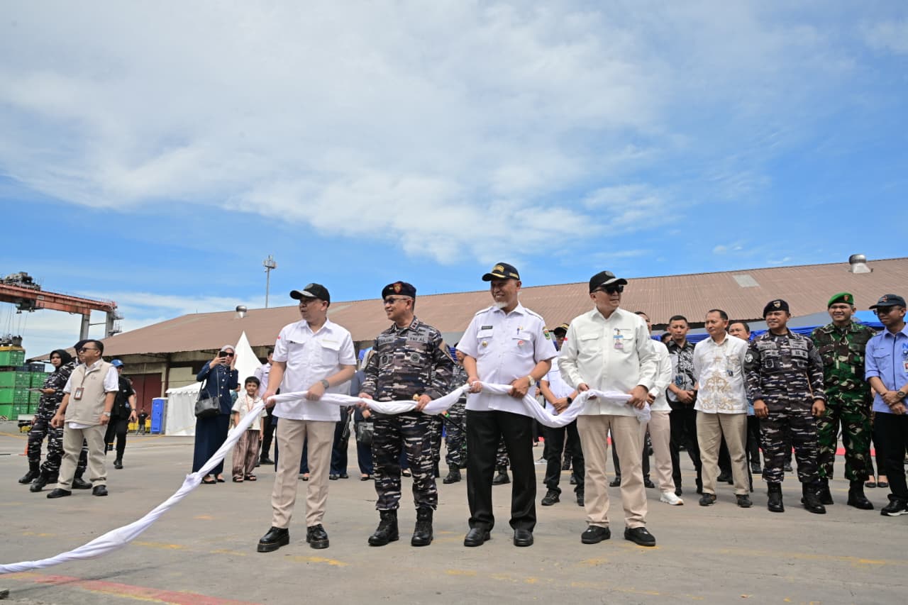 Gubernur Sumatera Barat, Mahyeldi melepas Ekspedisi Rupiah Berdaulat (ERB) Tahun 2026 menuju Kabupaten Kepulauan Mentawai di Dermaga Pelabuhan Teluk Bayur, Padang, Rabu (3/6/2026). Foto Adpsb. 