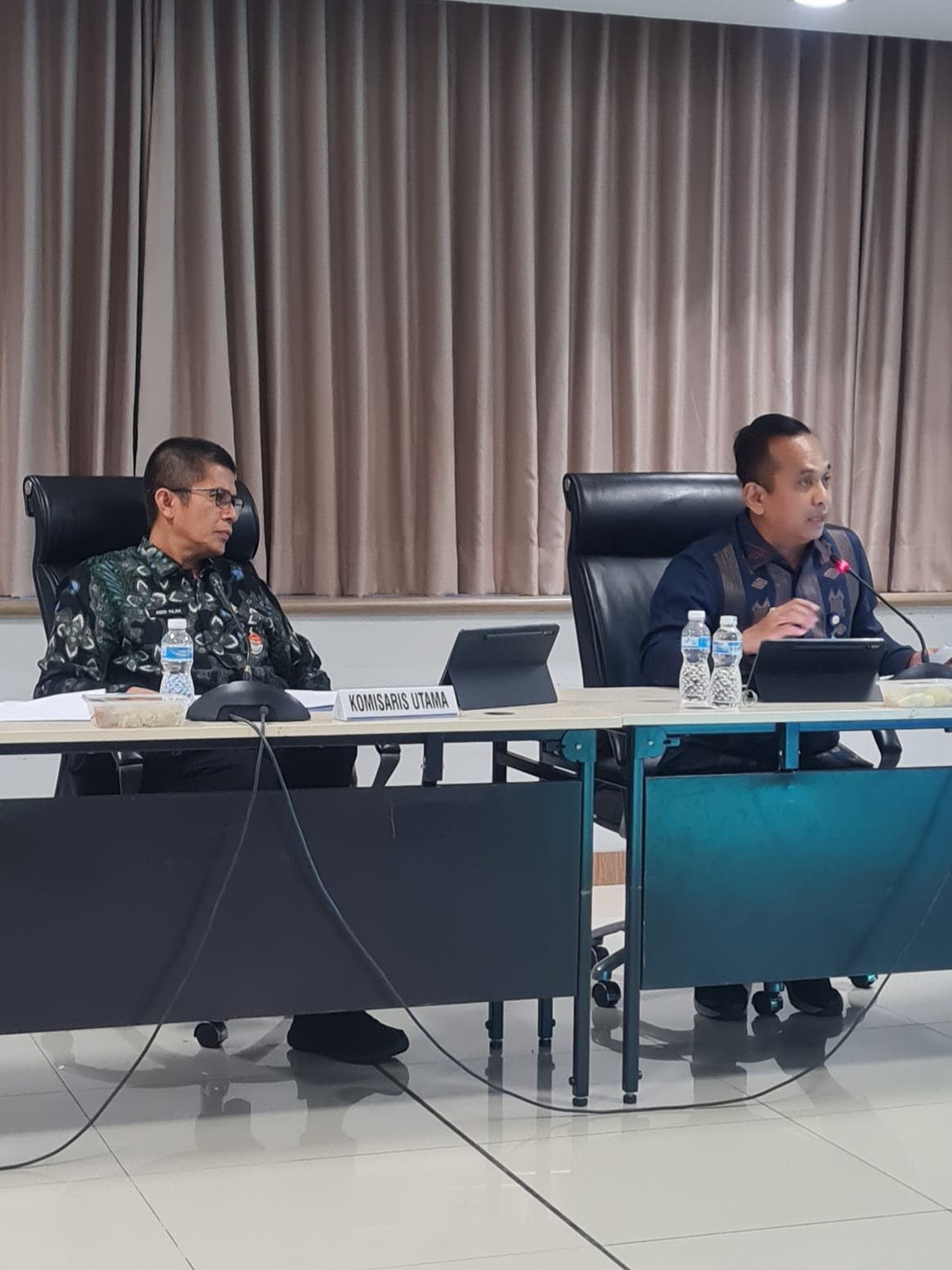 Komisaris Utama Andri Yulika (kiri) dan Dirut Bank Nagari Gusti Candra. Foto Batuah. 