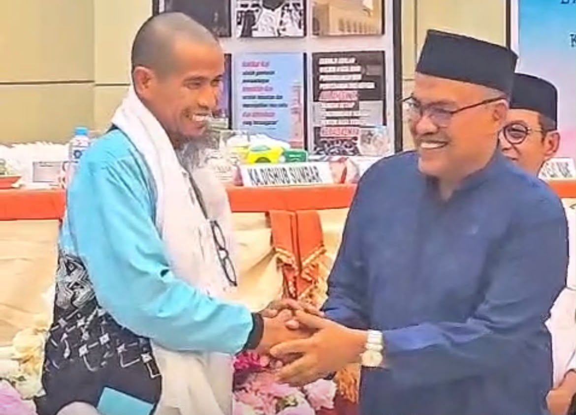 Sekretaris Daerah Provinsi Sumatera Barat, Arry Yuswandi, menyambut rombongan Kloter 1, jemaah haji Debarkasi Padang. Foto Adpsb. 