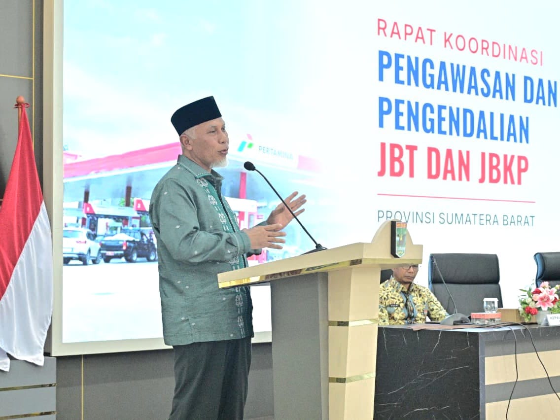 Gubernur Sumbar, Mahyeldi memberi arahan pada Rapat Koordinasi Pengendalian dan Pengawasan Pendistribusian Jenis Bahan Bakar Minyak Tertentu (JBT/Solar) dan Jenis Bahan Bakar Minyak Khusus Penugasan (JBKP/Pertalite) di Auditorium Gubernuran, Kamis (4/6/20