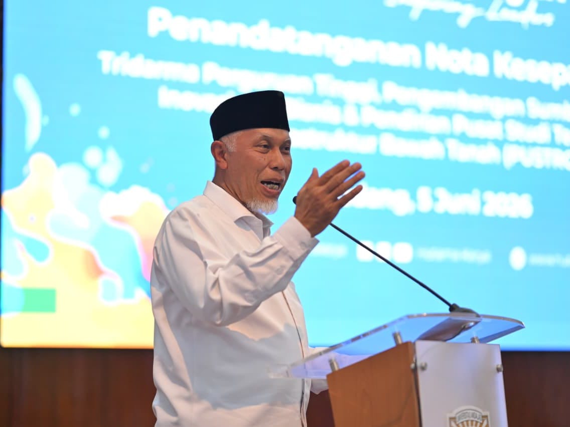 Gubernur Sumbar, Mahyeldi memberi sambutan menyambut pendirian Pusat Studi Terowongan dan Infrastruktur Bawah Tanah (PUSTROIB) di Universitas Andalas. Foto Adpsb. 