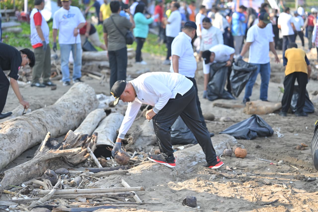Gubernur Sumbar Mahyeldi, pimpin goro membersihkan Pantai bersama masyarakat menuju Indonesia Asri. Foto Adpsb. 