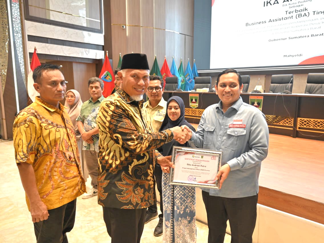 Gubernur Mahyeldi juga menyerahkan penghargaan kepada PMO dan Business Assistant berprestasi. Foto Adpsb. 