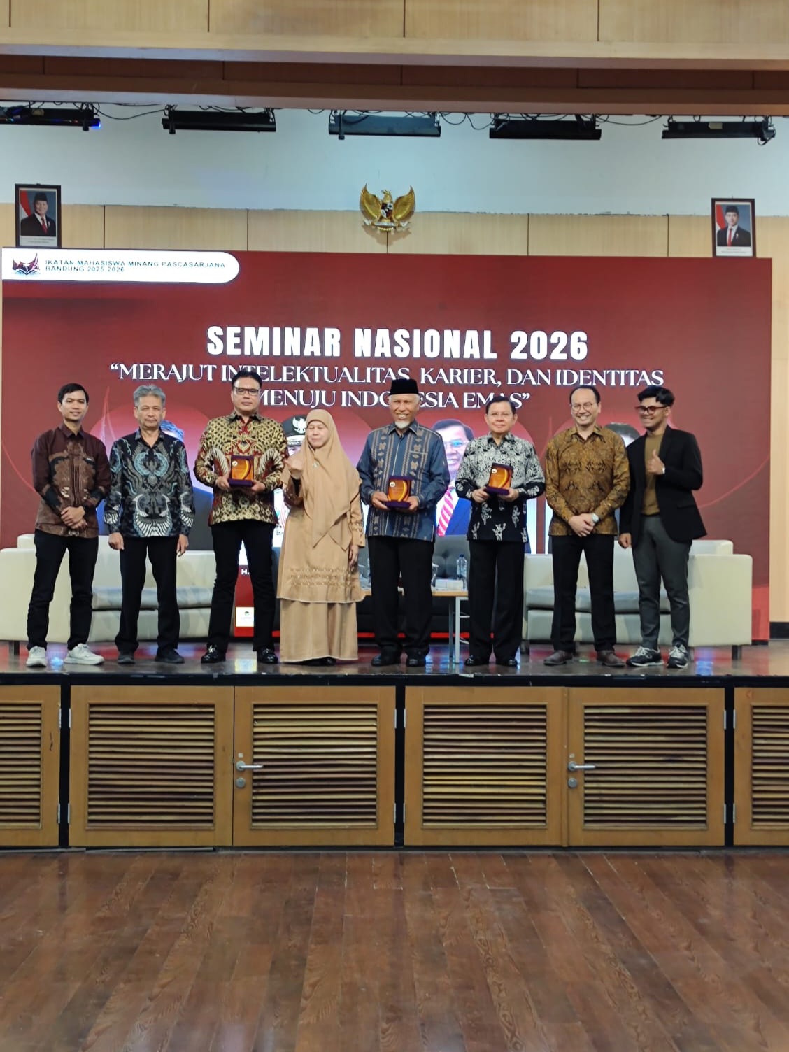 Gubernur Sumbar, Mahyeldi (bekopiah) pada Seminar Nasional bertajuk “Merajut Intelektualitas, Karier, dan Identitas Menuju Indonesia Emas” yang diselenggarakan Ikatan Mahasiswa Minang Pascasarjana Bandung di Gedung CRCS Institut Teknologi Bandung (ITB), M