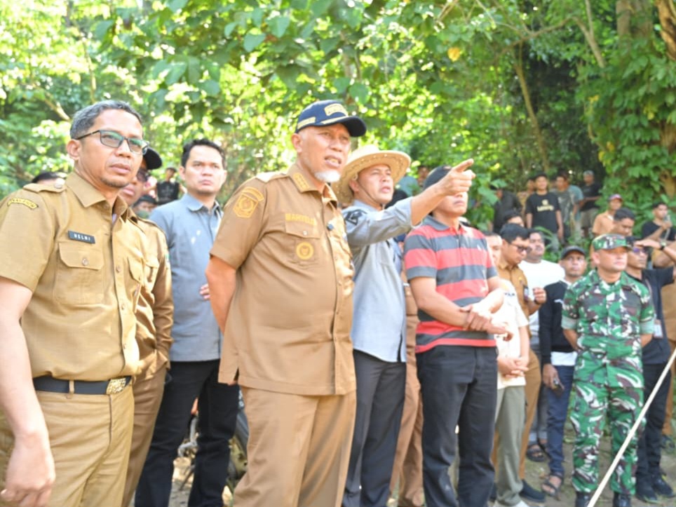 Gubernur Sumbar, Mahyeldi, instruksikan pembentukan Satgas di semua kabupaten/kota untuk mengatasi antrean panjang kendaraan di SPBU. Foto Adpsb. 