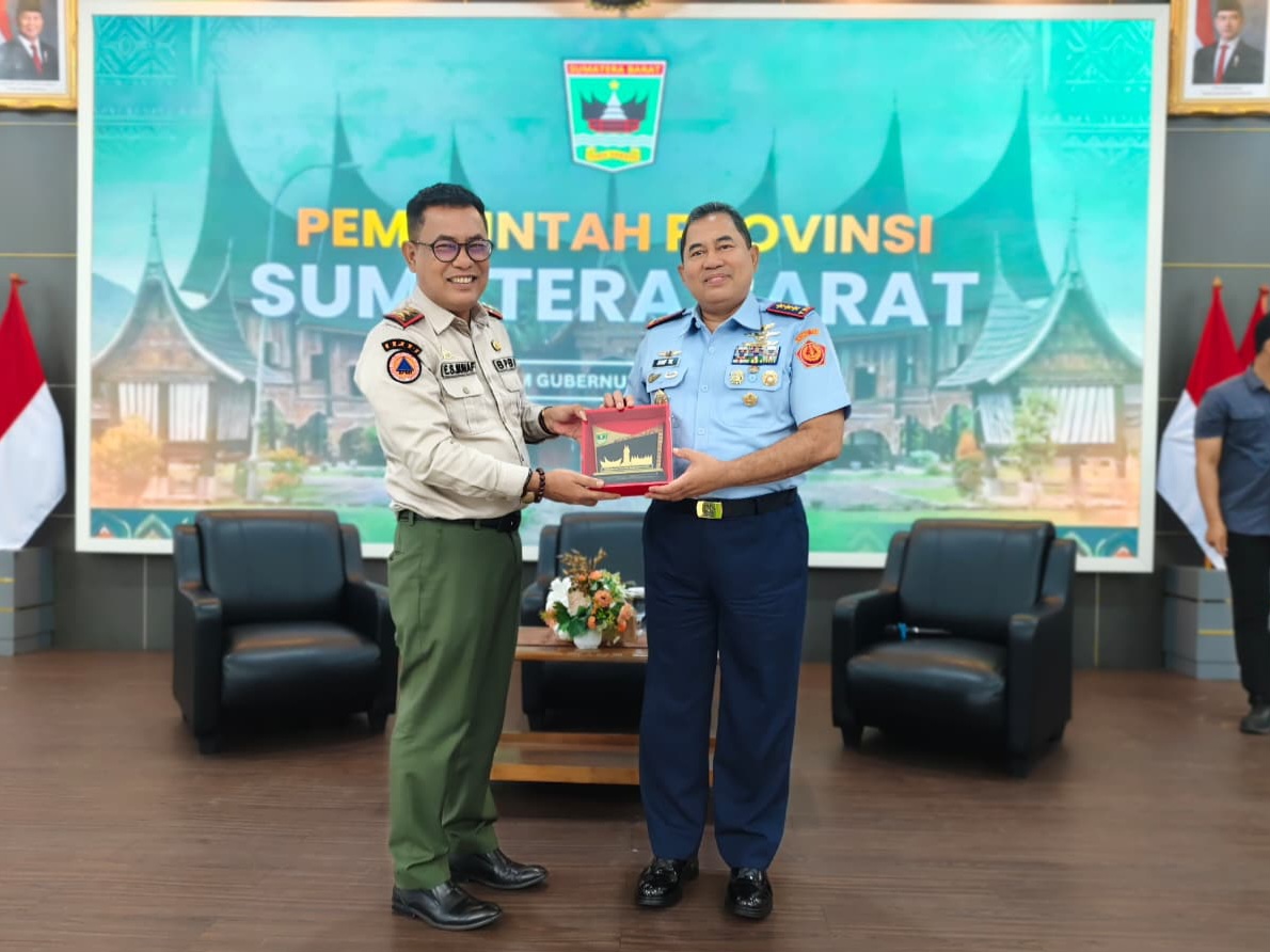 Kepala Pelaksana Badan Penanggulangan Bencana Daerah (BPBD) Provinsi Sumbar, Era Sukma Munaf (kiri) setelah memaparkan kondisi Sumbar menghadapi bencana. Foto Adpsb. 