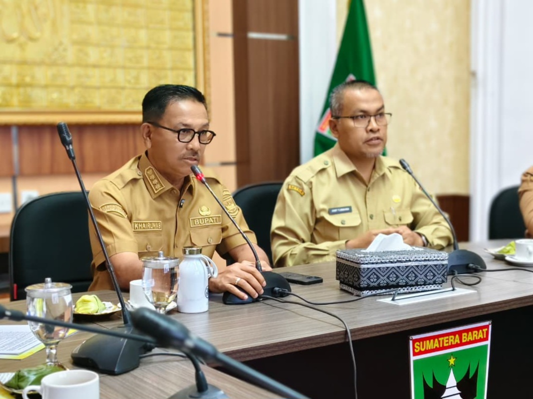 Sekretaris Daerah Provinsi Sumbar, Arry Yuswandi (kanan) menerima Bupati Solok Selatan, Khairunas, di Padang. Foto Adpsb. 