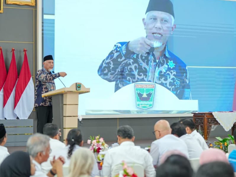 Gubernur Sumbar Mahyeldi memberi arahan saat Bimbingan Teknis (Bimtek) Penginputan Data Pengukuran Indeks Inovasi Daerah (IID) bagi utusan OPD dan pemerintah kabupaten dan kota se Sumbar, Rabu (10/6/2026). Foto Adpsb. 