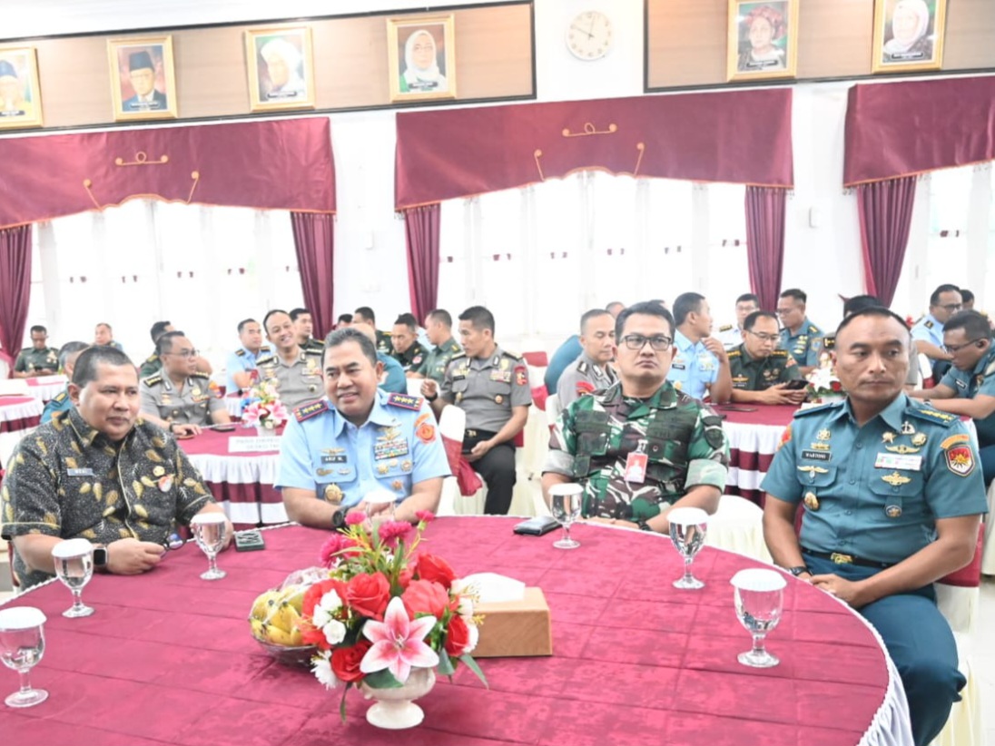 Asisten Setdaprov Sumbar, Medi Iswandi (kiri) saat menghadiri kegiatan paparan executive summary Kuliah Kerja Dalam Negeri, Perwira Siswa (Pasis) Pendidikan Reguler Level V, Sesko TNI Tahun Ajaran 2026 di Auditorium Gubernuran, Kamis (11/6/2026). Foto Adp