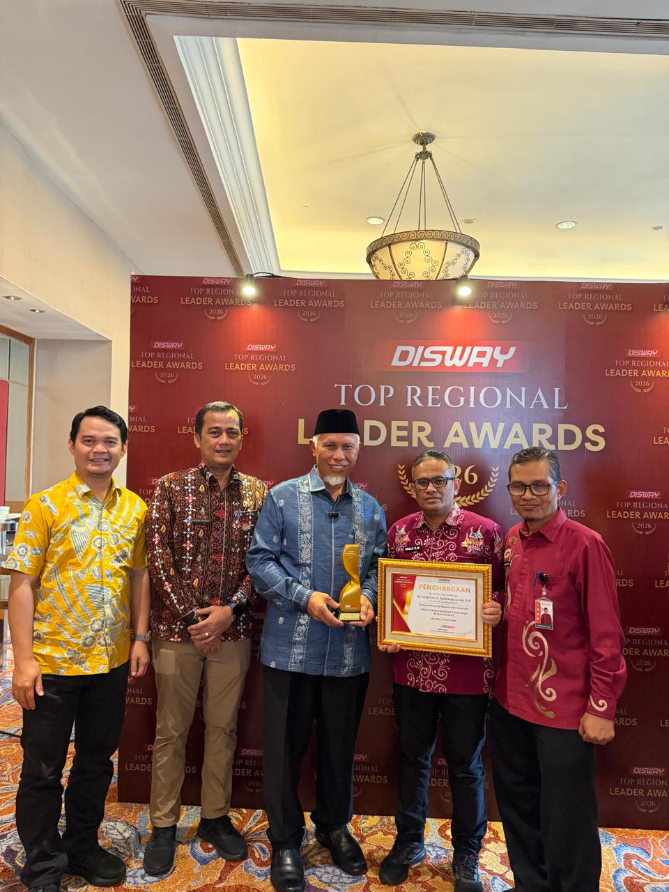 Gubernur Sumbar, Mahyeldi Ansharullah (berkopiah) meraih penghargaan Disway Top Regional Leader Awards 2026. Foto Adpsb. 