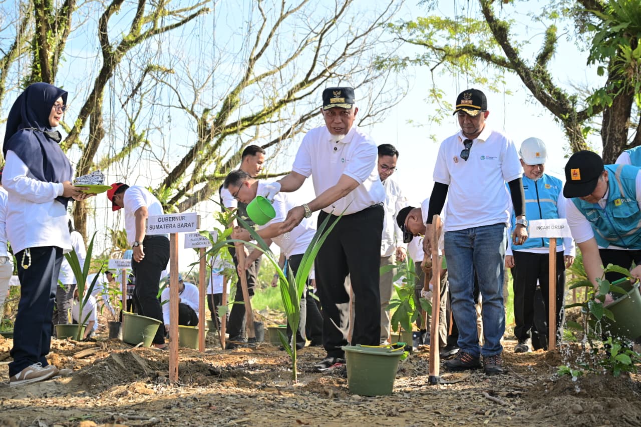 Gubernur Mahyeldi saat memimpin aksi penanaman 1.000 pohon di kawasan Hutan Kota Malvinas, sempadan Sungai Batang Kuranji, Kota Padang, Jumat (12/6/2026). Foto Adpsb.